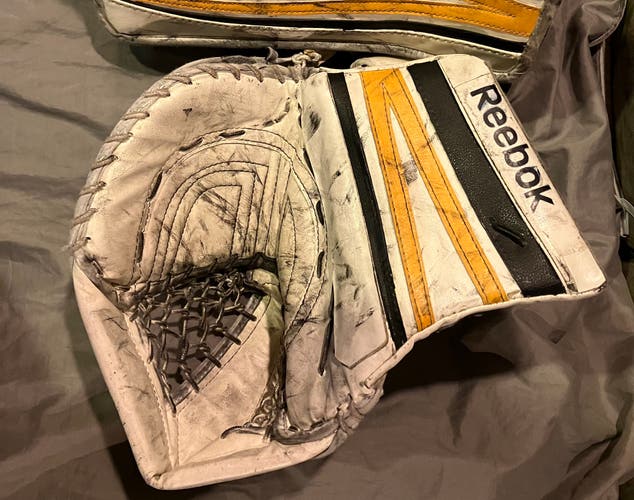 Reebok goalie glove. Intermediate