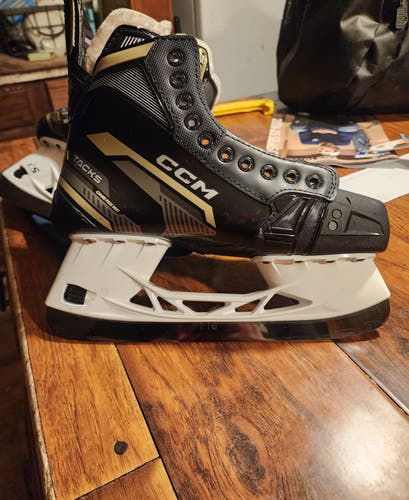 Used Senior CCM AS-570 Hockey Skates Wide Width 7.5