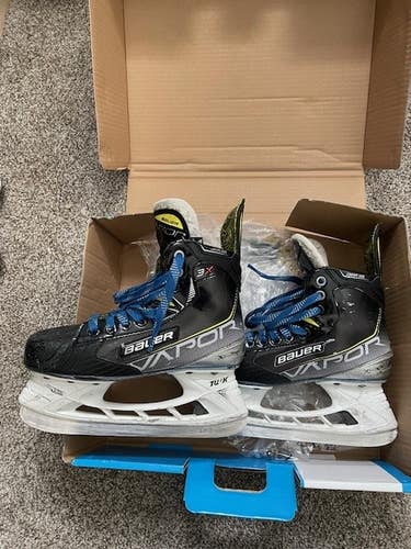 Junior Bauer Vapor 3X Hockey Skates Regular Width Size 3.5