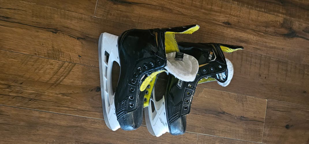 Used Intermediate Bauer Supreme S29 Hockey Skates Extra Wide Width Size 4