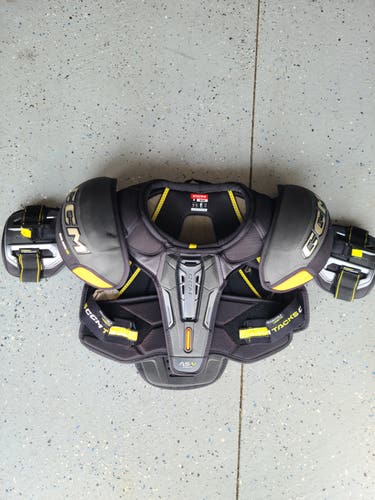 Used Medium Senior CCM Tacks AS-V Pro Shoulder Pads