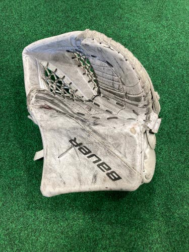 White Used Junior Bauer Vapor X 2.7 Goalie Glove Regular