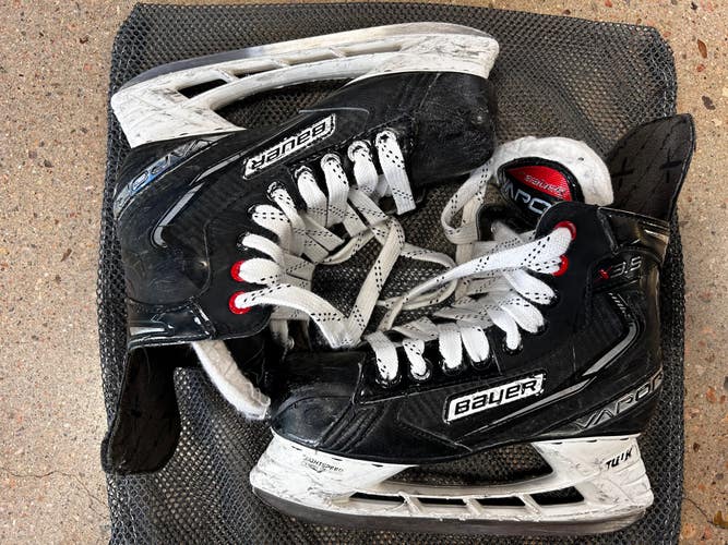 Used Intermediate Bauer Vapor X3.5 Hockey Skates Regular Width Size 4