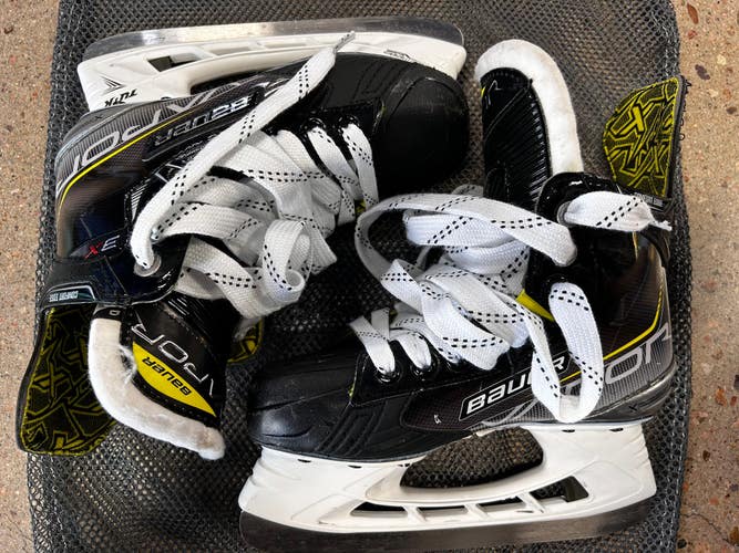 Used Junior Bauer Vapor 3X Hockey Skates Regular Width Size 2.5
