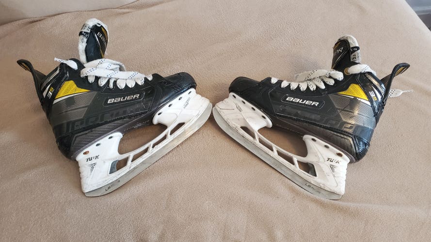 Used Intermediate Bauer Supreme 3S Pro Hockey Skates Regular Width Pro Stock Size 5.5