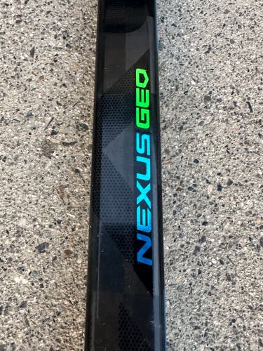 Intermediate Bauer Right Handed P28 Nexus Geo Hockey Stick