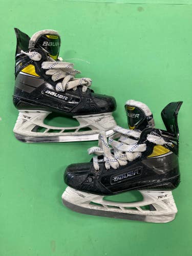 Used Intermediate Bauer Supreme 3S Pro Hockey Skates Size 4.5