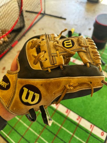 Used Right Hand Throw 11.5" A2000 Baseball Glove