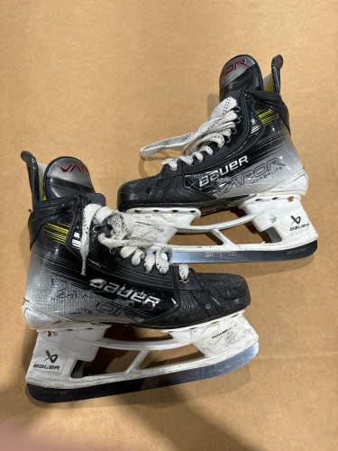 Used Intermediate Bauer Vapor Hyperlite 2 Hockey Skates Regular Width 6.5