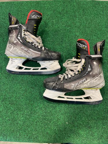 Used Intermediate Bauer Vapor Hyperlite Hockey Skates Size 5.5 (Fit:2)