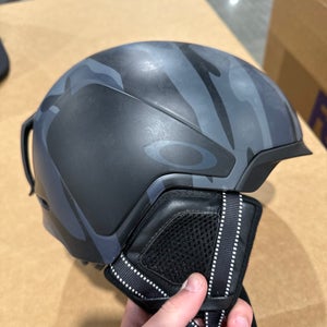 Small / Medium Men's Oakley Mod 5 Helmet FIS Legal (Used)