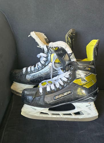 Used Intermediate Bauer Supreme 3S Hockey Skates Regular Width Size 5