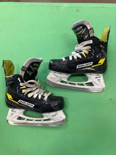 Used Junior Bauer Supreme M4 Hockey Skates Extra Wide Width Size 2.5