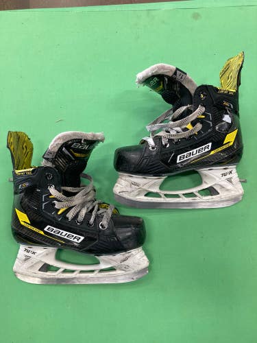 Used Junior Bauer Supreme M4 Hockey Skates Extra Wide Width Size 1.5