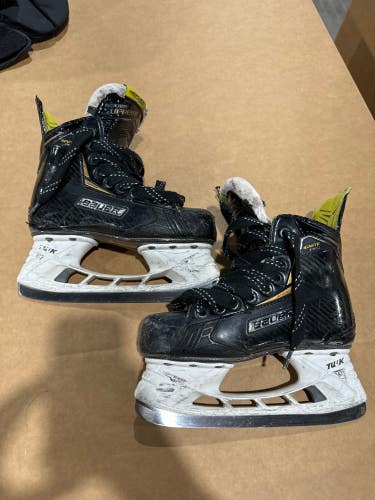 Used Junior Bauer Ignite Pro Hockey Skates Regular Width Size 1.5