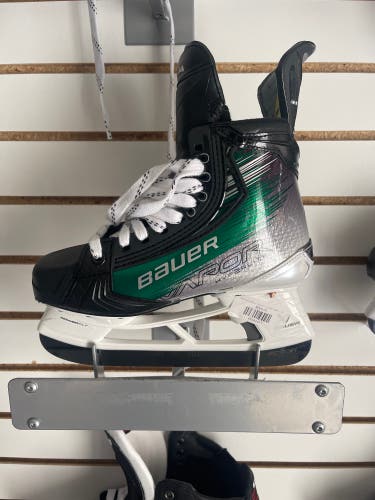 New Intermediate Bauer Pro Stock Size 4 Green Vapor Hyperlite 2 Hockey Skates - Fit 2 - E Wide