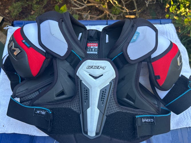 CCM Jet speed FT6 Shoulder Pads Sr Small
