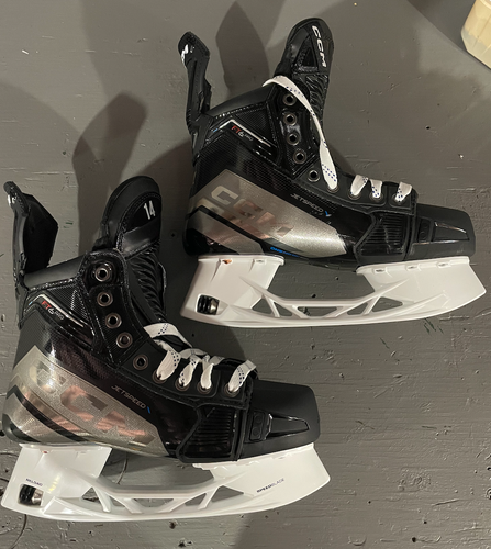 New Intermediate CCM JetSpeed FT6 Pro Hockey Skates Regular Width Pro Stock Size 4.5