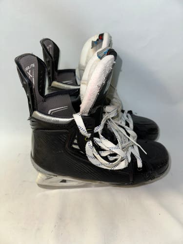 Used Bauer Wide Width  Pro Stock 9 Vapor Hyperlite Hockey Skates