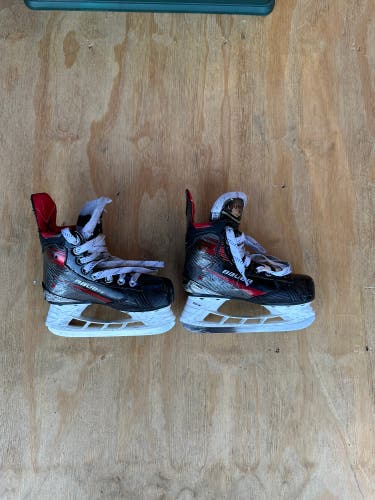 Used Youth Bauer Vapor X5 Pro Hockey Skates Regular Width 13.5