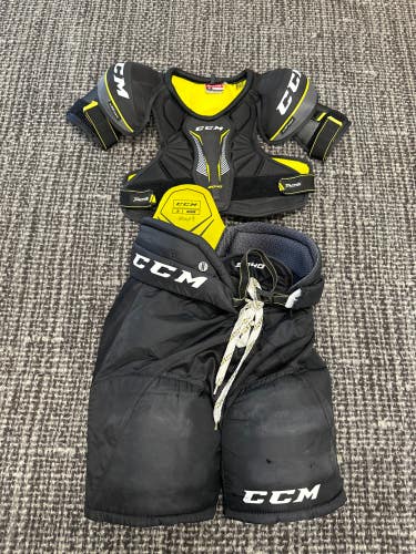 Used Junior Medium CCM 9040 Shoulder and Pants kit