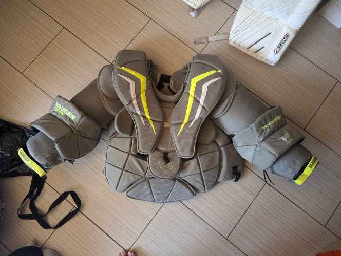 Used Vaughn V7 Pro XF Carbon Goalie Chest protector | Senior Large