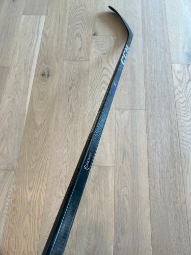 LIKE NEW CCM Ribcor Trigger 8 50 Flex RH P28 Stick