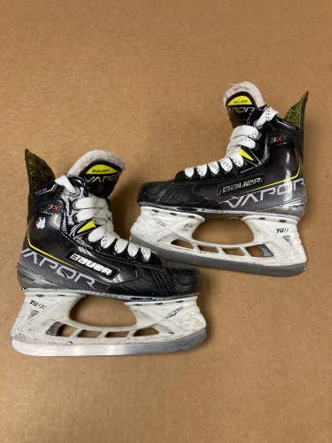 Used Junior Bauer Vapor 3X Hockey Skates Size 2