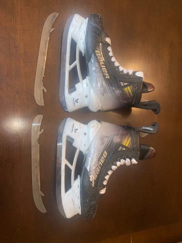 Used Intermediate Bauer  Size 4.5 Vapor Hyperlite 2 Hockey Skates