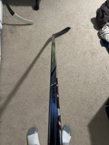 Used Junior Bauer Right Handed P92 Vapor Hyperlite 2 Hockey Stick