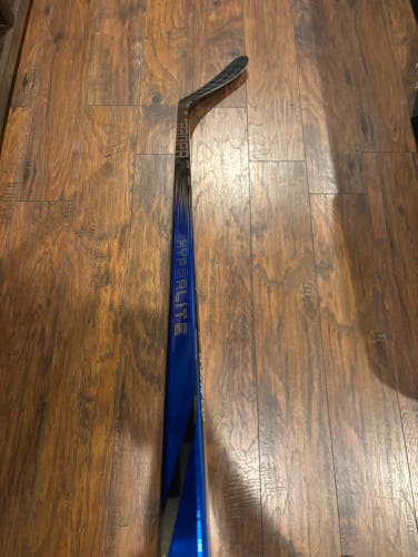 New Senior Bauer Right Handed Vapor Hyperlite 2 Hockey Stick