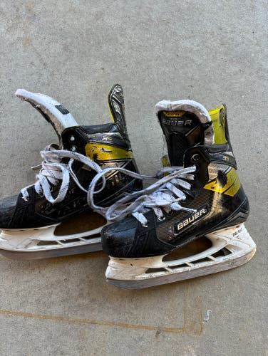 Used Intermediate Bauer Size 5 Supreme 3S Hockey Skates