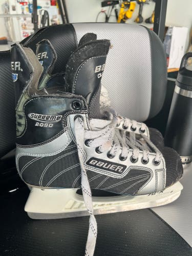 Used Youth Bauer 6 Supreme 2090 Hockey Skates