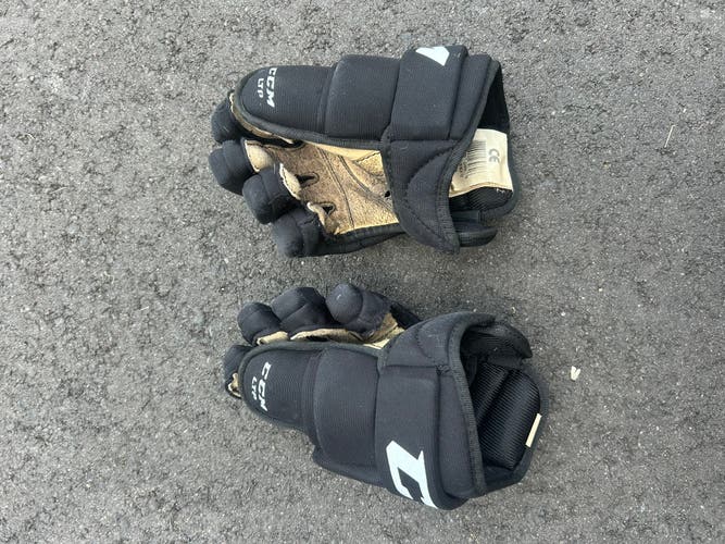 Youth hockey gloves