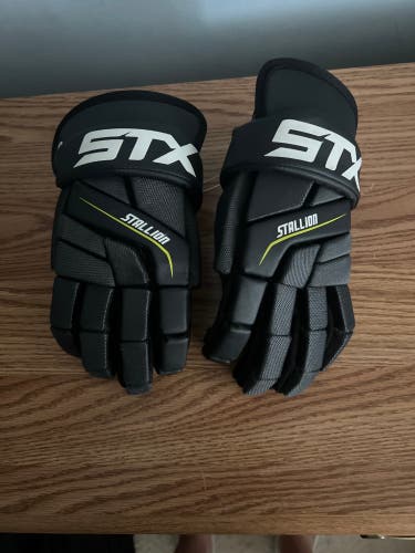 Used  STX Medium Stallion 200 Lacrosse Gloves