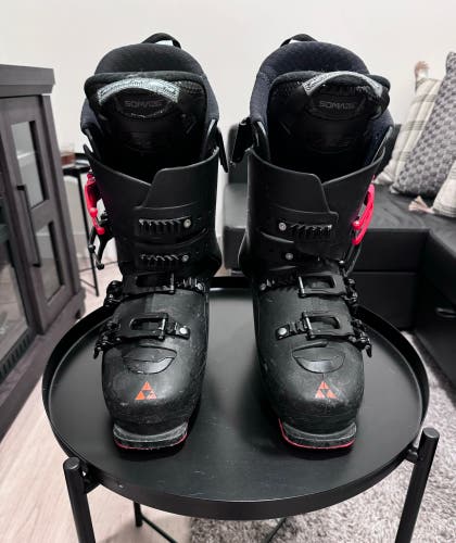 Used Men's Fischer Medium Flex RC4 110 Vacuum Ski Boots