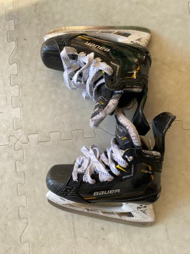 Used Junior Bauer Regular Width Size 3.5 Supreme M5 Pro Hockey Skates