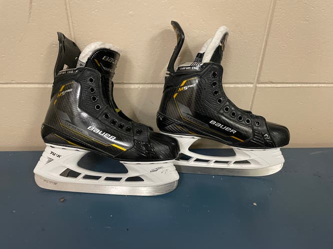 Used, but like new (see description) Intermediate Bauer Supreme M5 Pro Hockey Skates 6