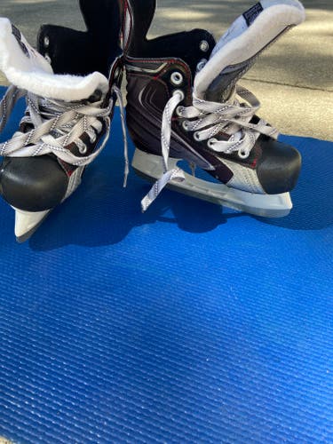 Used Junior Bauer Vapor x50 Hockey Skates Regular Width Size 1