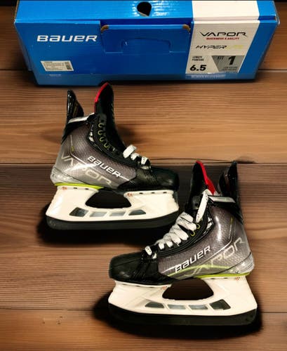 New in Box-  Bauer Vapor Hyperlite Hockey Skates Narrow Width 6.5 Fit 1