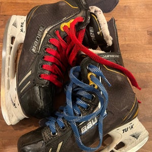 Used Youth Bauer Regular Width  Size 3 Supreme Hockey Skates