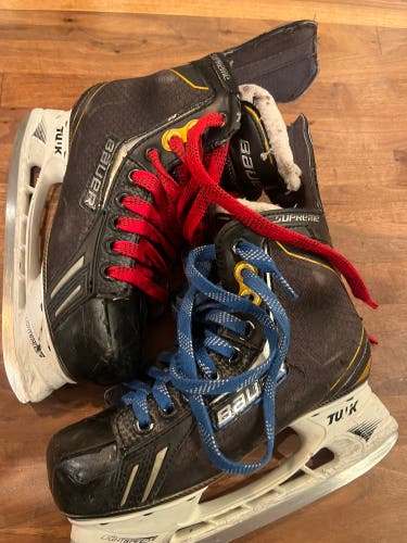 Used Youth Bauer Regular Width Size 3 Supreme Hockey Skates