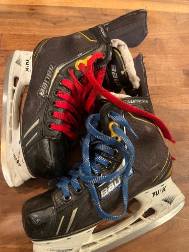 Used Youth Bauer Regular Width  Size 3 Supreme Hockey Skates