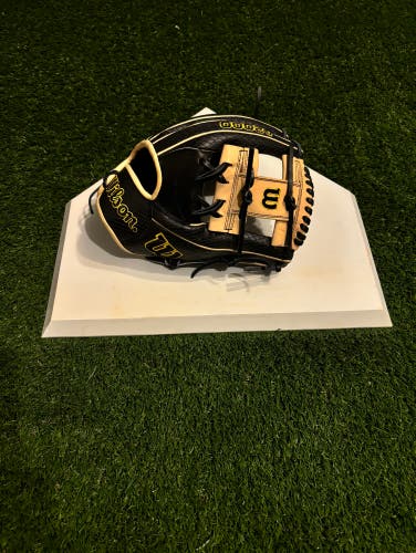 New Infield 11.75" A2000 1786 Baseball Glove