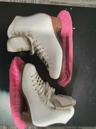 Used Jackson Mystique Senior 4 Women's Figure Skates