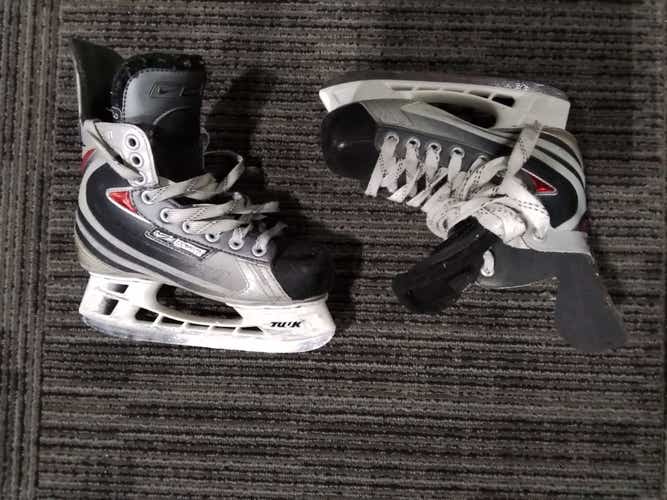 Used Bauer Xii Junior 02.5 Ice Hockey Skates