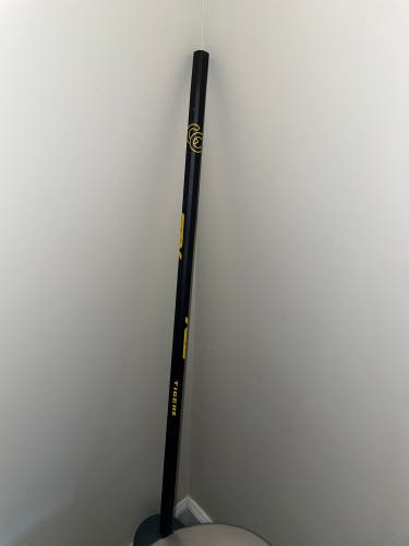 COLORADO COLLEGE TIGERS Team Issued STX FORTRESS 700 Womens Lacrosse Shaft