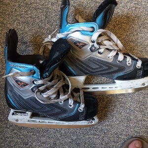 Used Junior CCM Size 3 Vector 6.0 Hockey Skates Regular Width