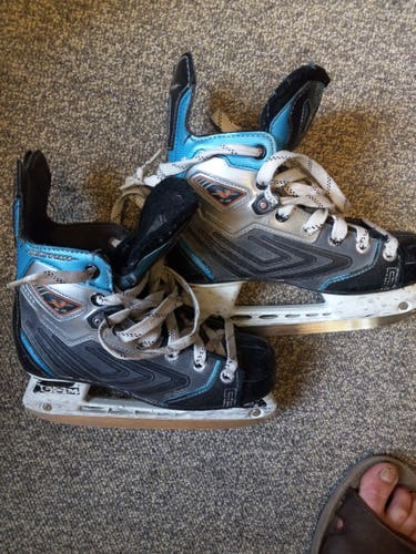 Used Junior CCM Size 3 Vector 6.0 Hockey Skates Regular Width