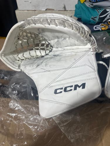 CCM AXIS 2.9 Goalie Glove- Intermediate